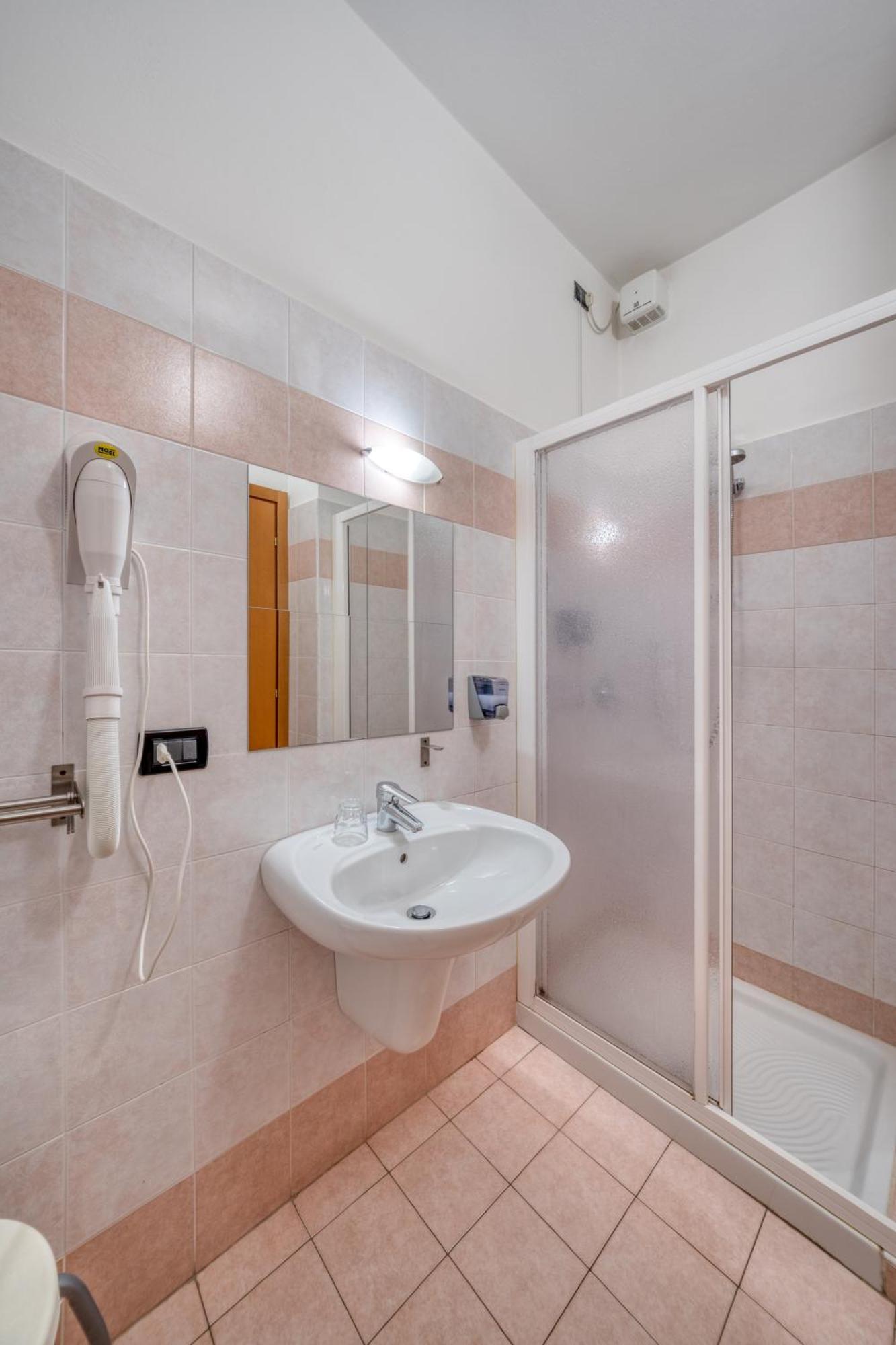 Hotel Martinelli Ronzo-Chienis الغرفة الصورة