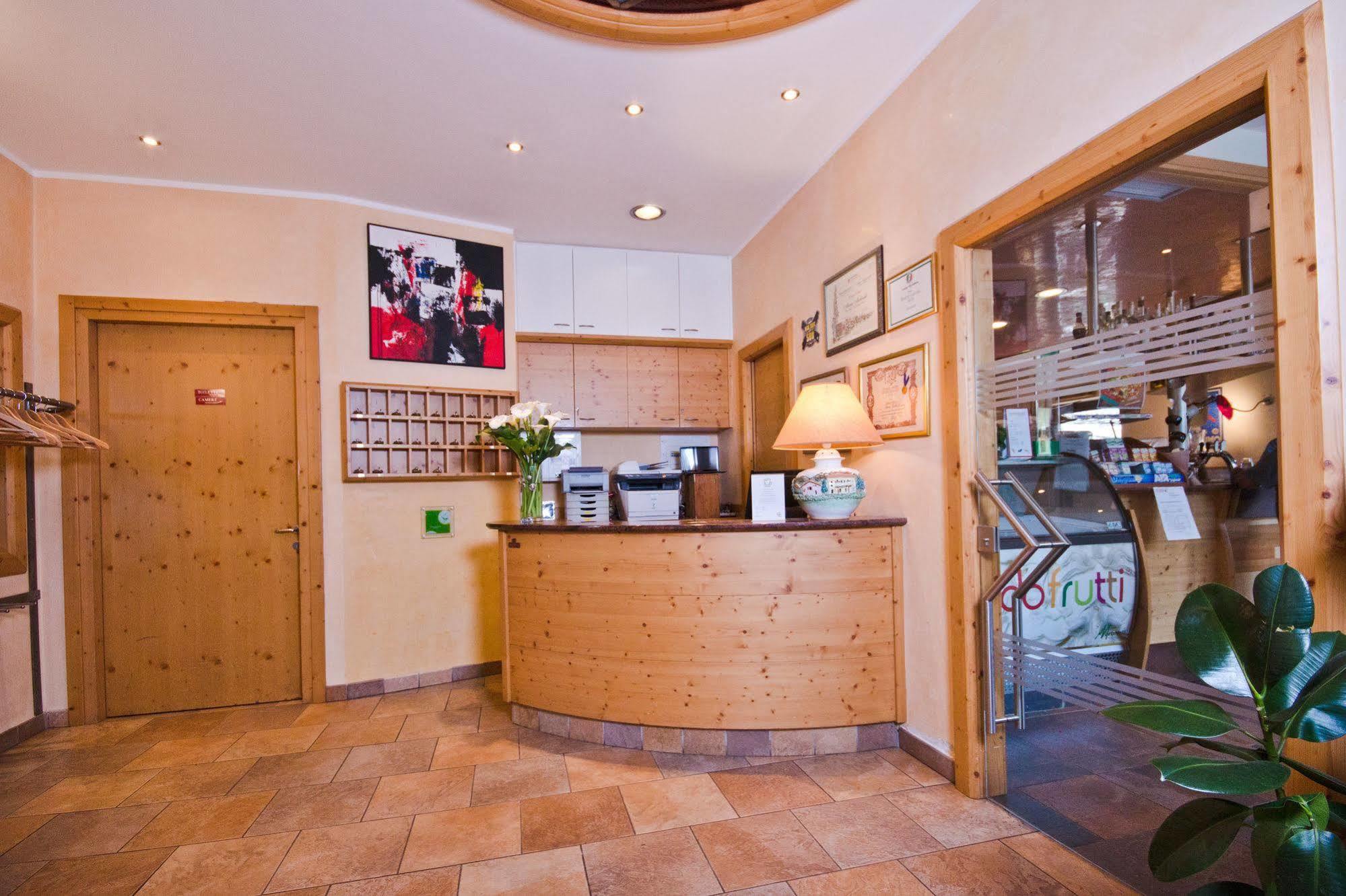 Hotel Martinelli Ronzo-Chienis المظهر الخارجي الصورة